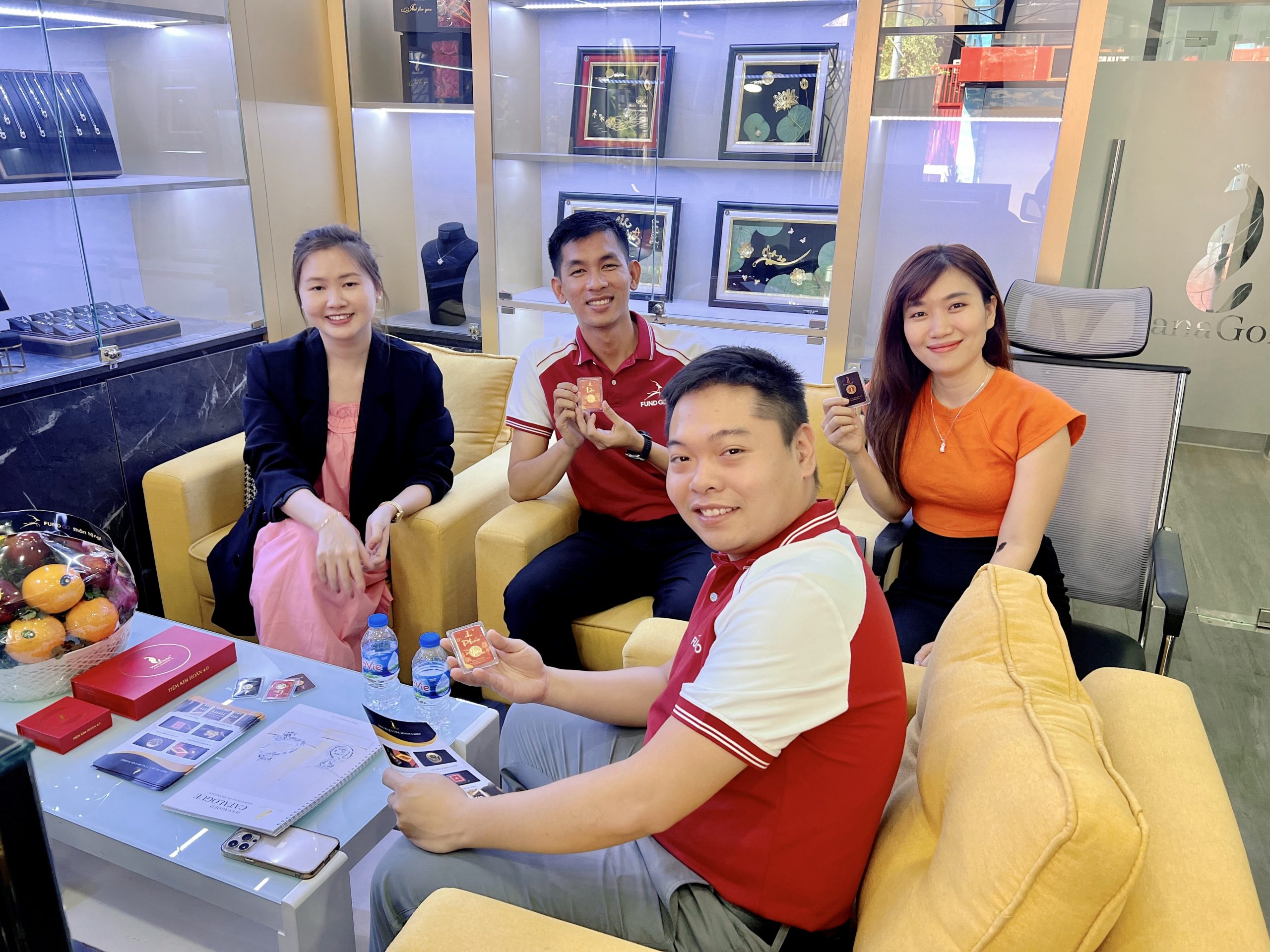 Ông Trương Gia Khánh cùng với Bà Hana Ngô trao đổi về sản phẩm mới của HanaGold
